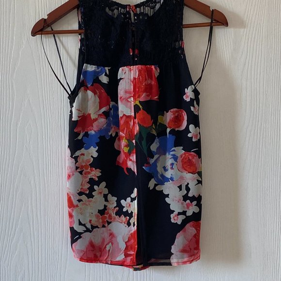 Guess Flowy Floral Top with Lace Detailing - Picture 3 of 8